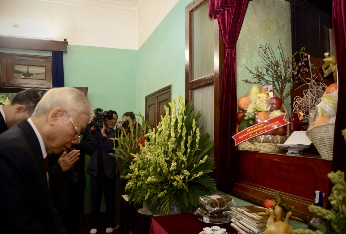 party chief offers incense in commemoration of late president ho chi minh picture 1