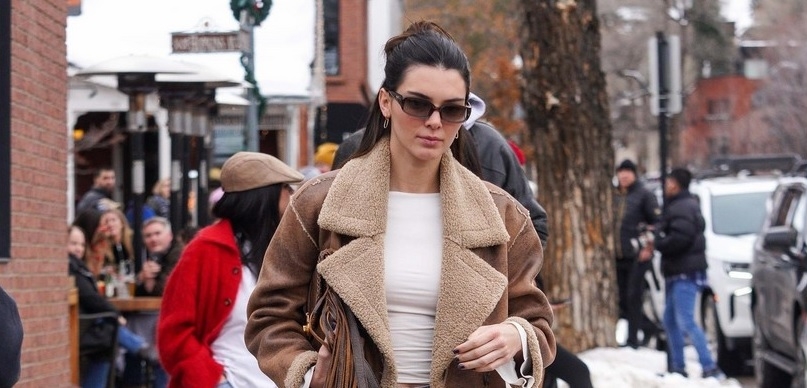 Kendall Jenner diện đồ sành điệu, khoe dáng chuẩn fashionista trên nền tuyết