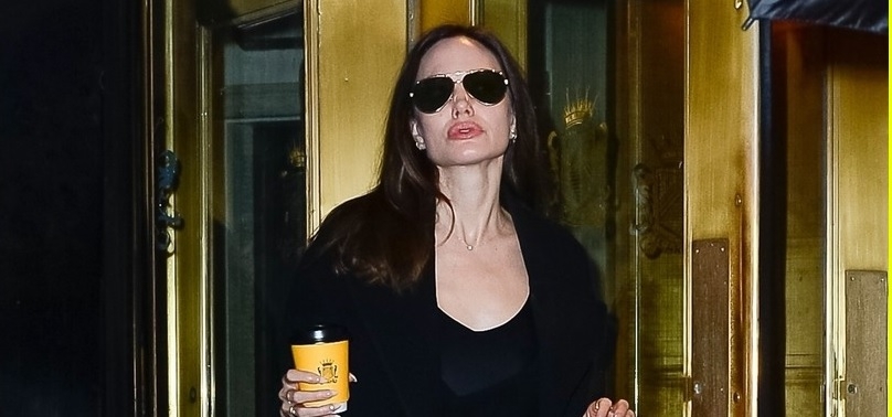 Angelina Jolie diện "cây đen" gợi cảm, rạng rỡ đi chơi cùng con gái nuôi