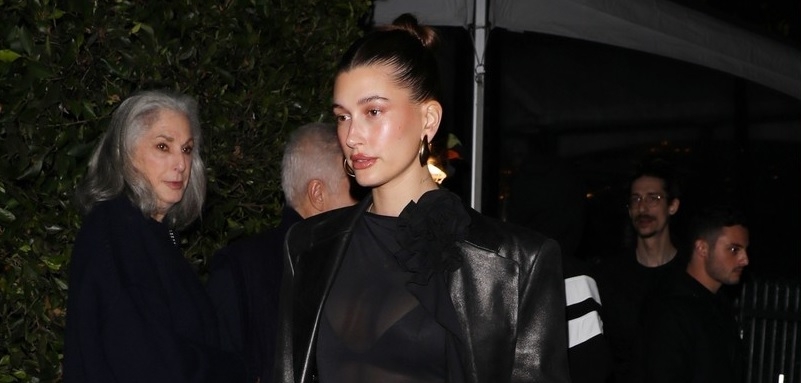 Hailey Baldwin diện đồ xuyên thấu gợi cảm đi chơi tối cùng bạn bè