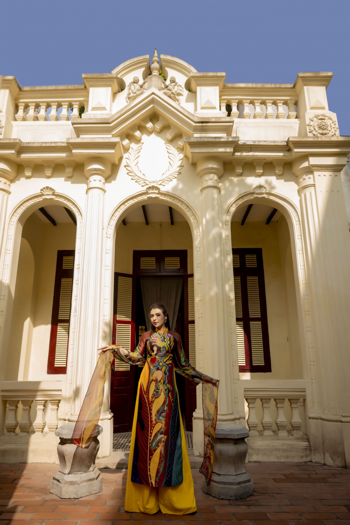 A hau hoang thuy anh khoe ve dep rang ro voi ao dai hinh anh 9