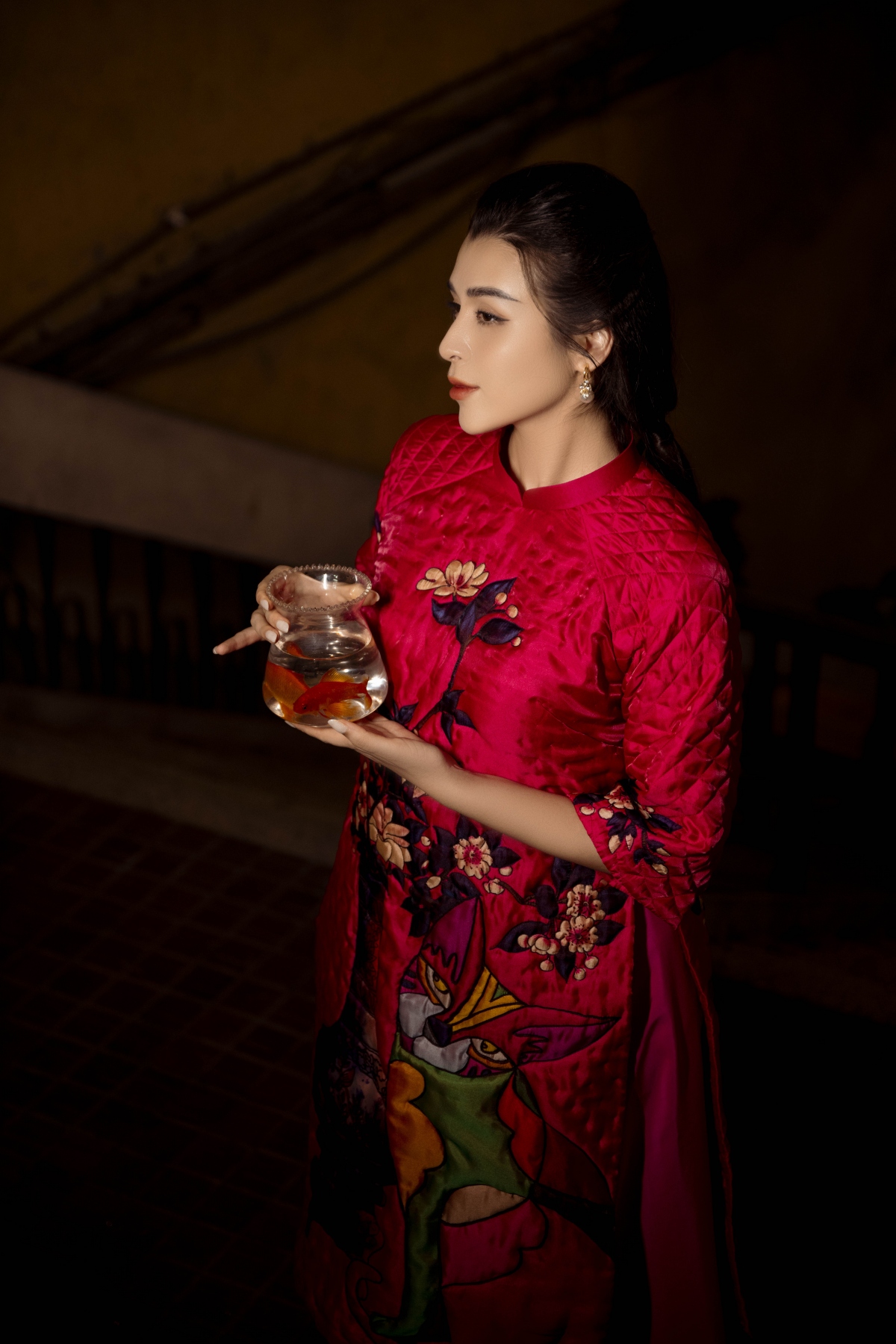 A hau hoang thuy anh khoe ve dep rang ro voi ao dai hinh anh 3