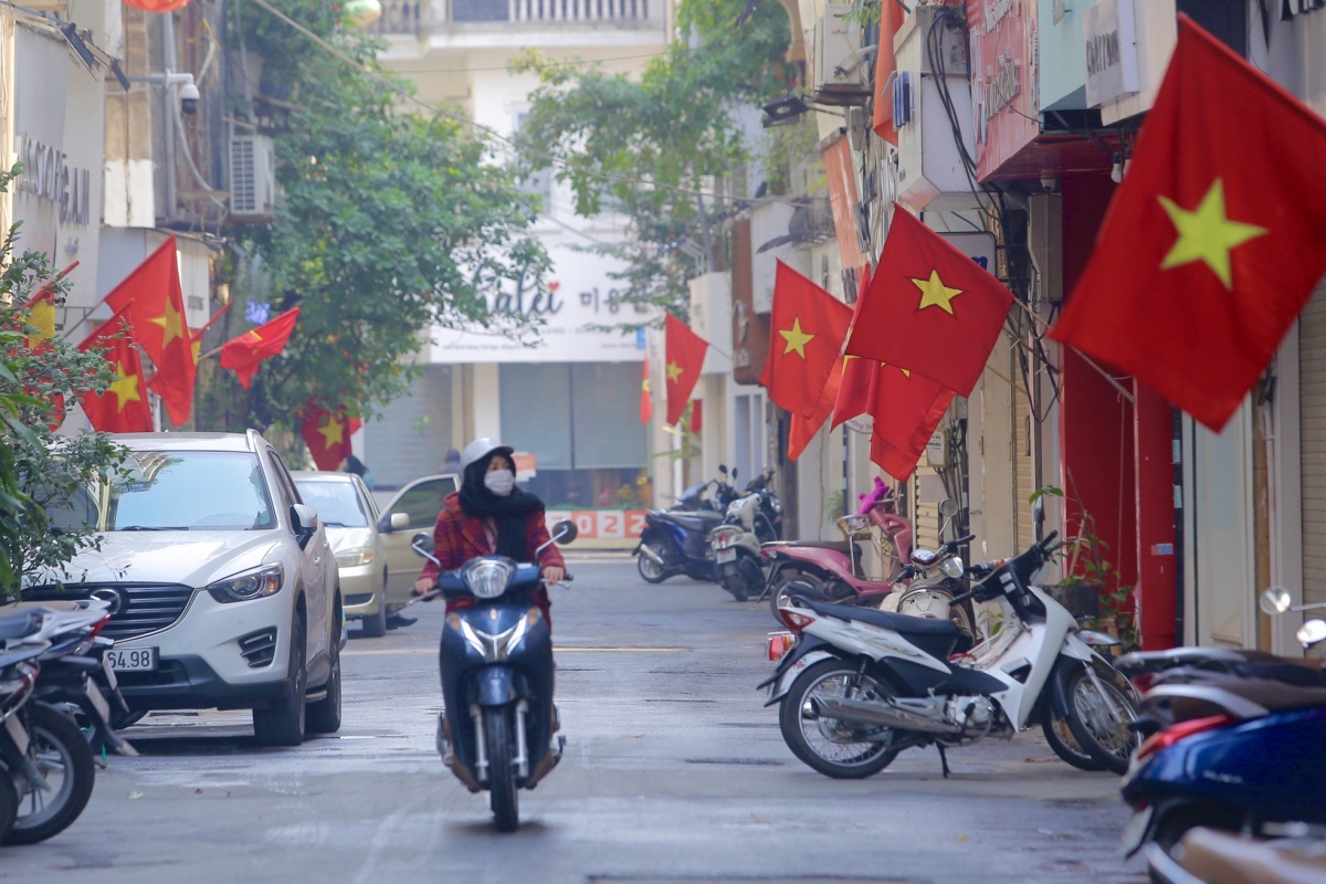 Tet decorations spring up on streets across Hanoi
