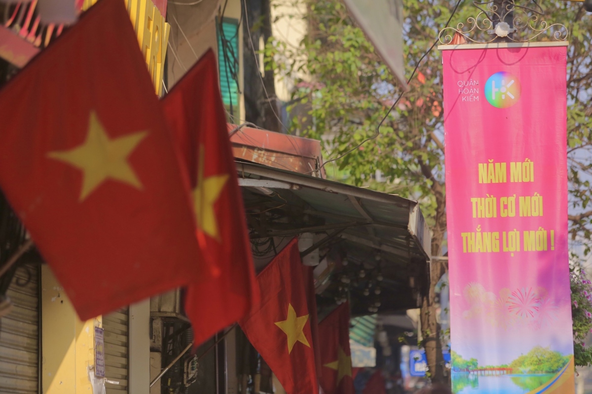 tet decorations spring up on streets across hanoi picture 3