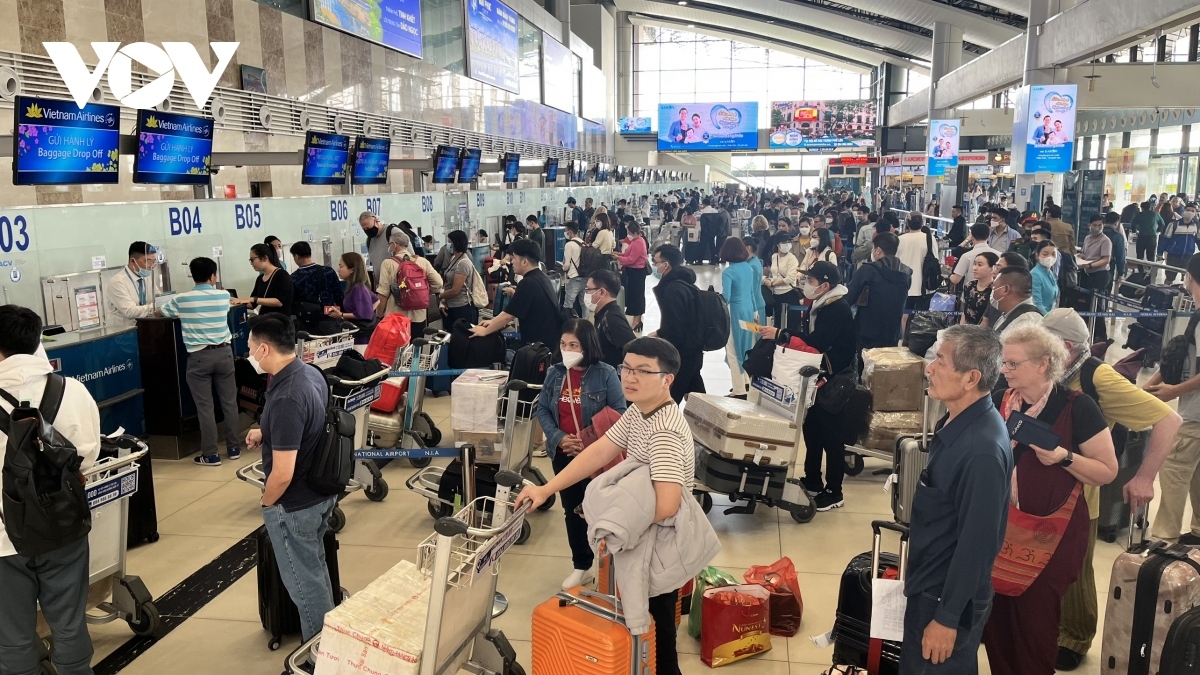 busy tet holiday travel continues at noi bai airport picture 10