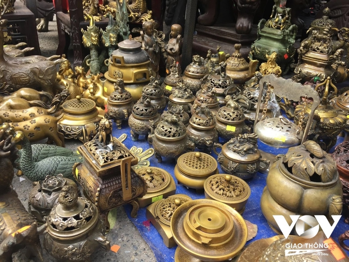 year-end antique market in hanoi excites crowds picture 15