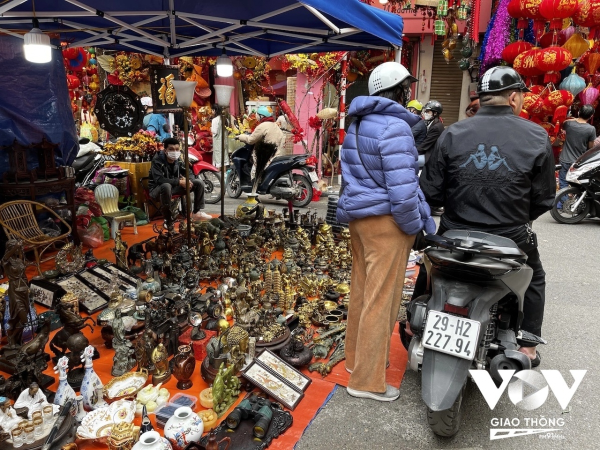 year-end antique market in hanoi excites crowds picture 2
