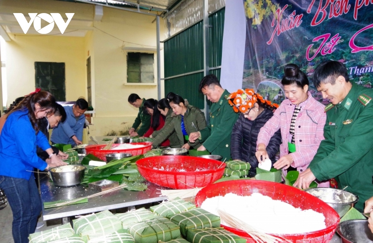 border troops support needy people for joyful lunar new year picture 1