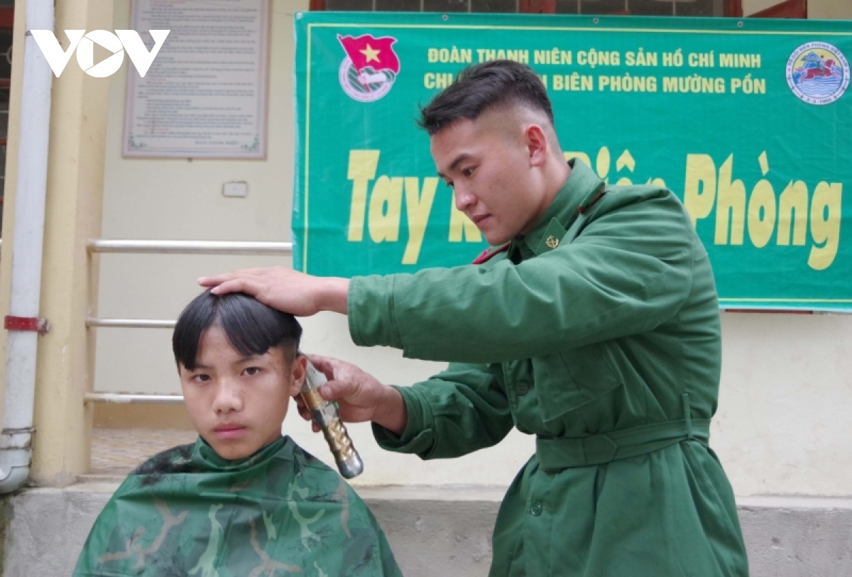 border troops support needy people for joyful lunar new year picture 7