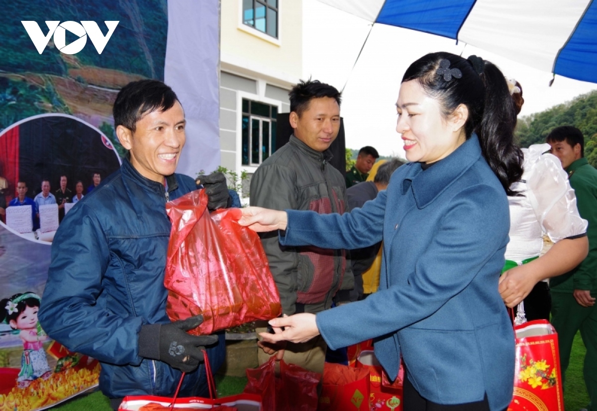 border troops support needy people for joyful lunar new year picture 11