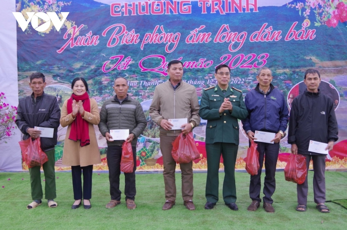 border troops support needy people for joyful lunar new year picture 9
