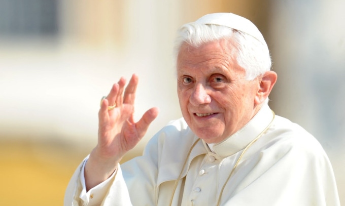 hang van nguoi den vieng cuu giao hoang benedict xvi o vatican hinh anh 1