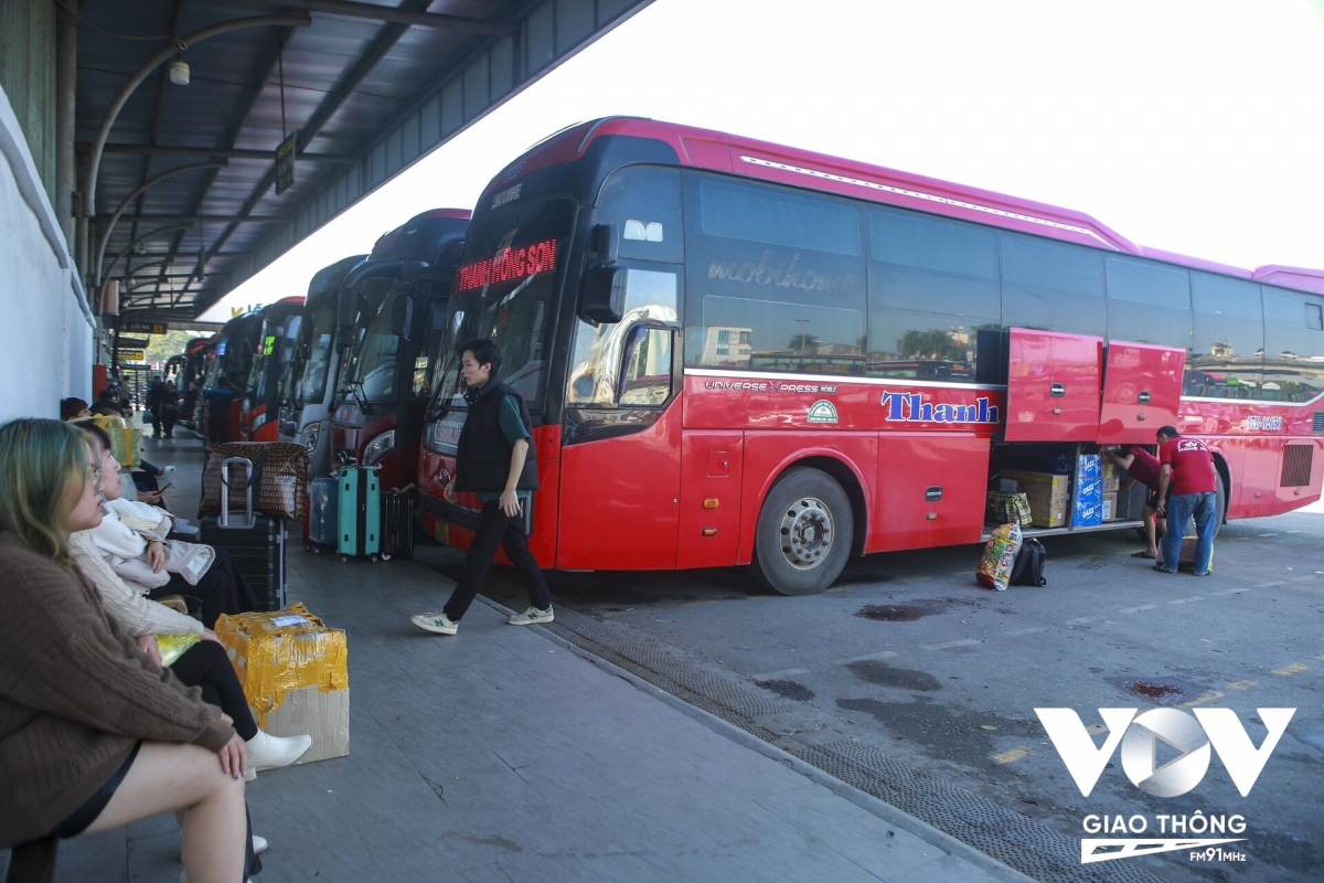 hanoi bus stations fall quiet as lunar new year break draws near picture 10