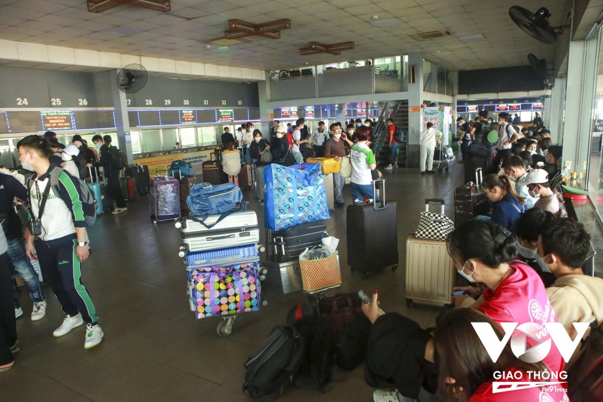 hanoi bus stations fall quiet as lunar new year break draws near picture 11