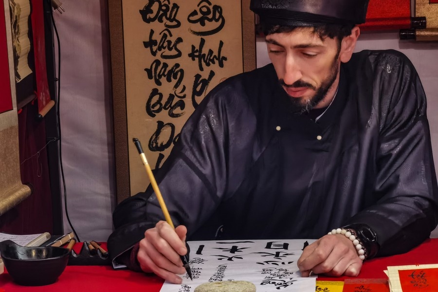 first foreign calligrapher joins vietnamese spring calligraphy festival picture 4