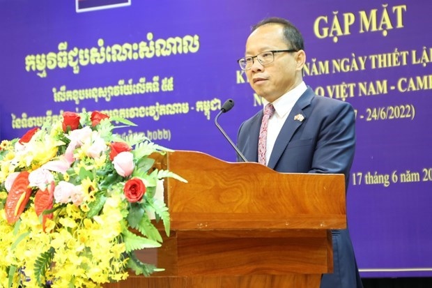 vufo presents insignia to outgoing cambodian ambassador picture 1
