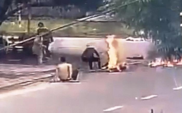 Người tạt xăng đốt người vì ghen đối diện tội danh nào?