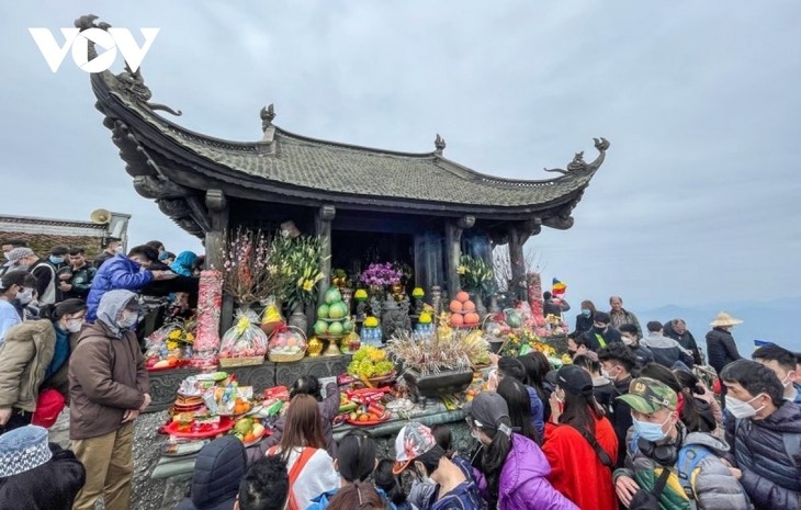thousands of visitors descend upon yen tu spring festival picture 1