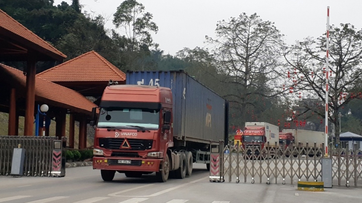 over 1,600 vehicles of goods cleared via lang son border gate picture 1