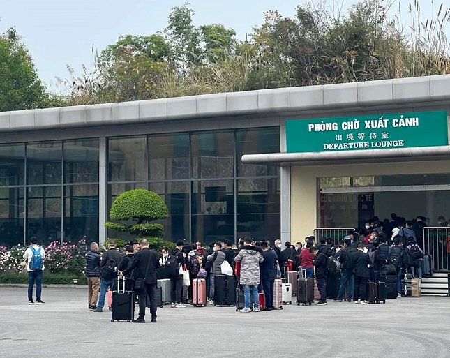 chinese citizens line up waiting to return to mainland at border gate picture 1