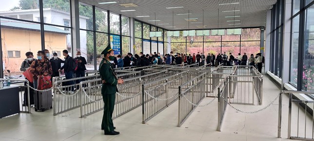 chinese citizens line up waiting to return to mainland at border gate picture 10