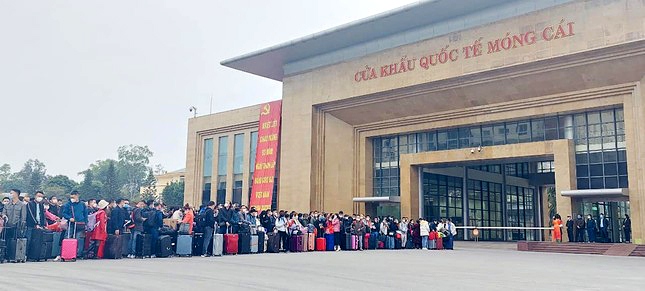 chinese citizens line up waiting to return to mainland at border gate picture 2