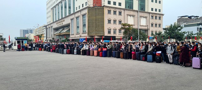 chinese citizens line up waiting to return to mainland at border gate picture 4