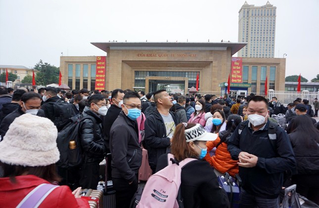 chinese citizens line up waiting to return to mainland at border gate picture 7