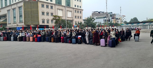 chinese citizens line up waiting to return to mainland at border gate picture 8