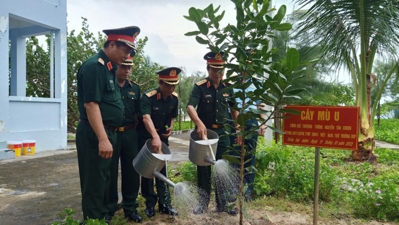 Đoàn công tác Bộ Quốc phòng kiểm tra, chúc Tết tại Quần đảo Trường Sa