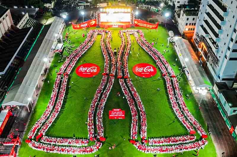 coca-cola vietnam sets world record for most crowded lunar new year dining table picture 1