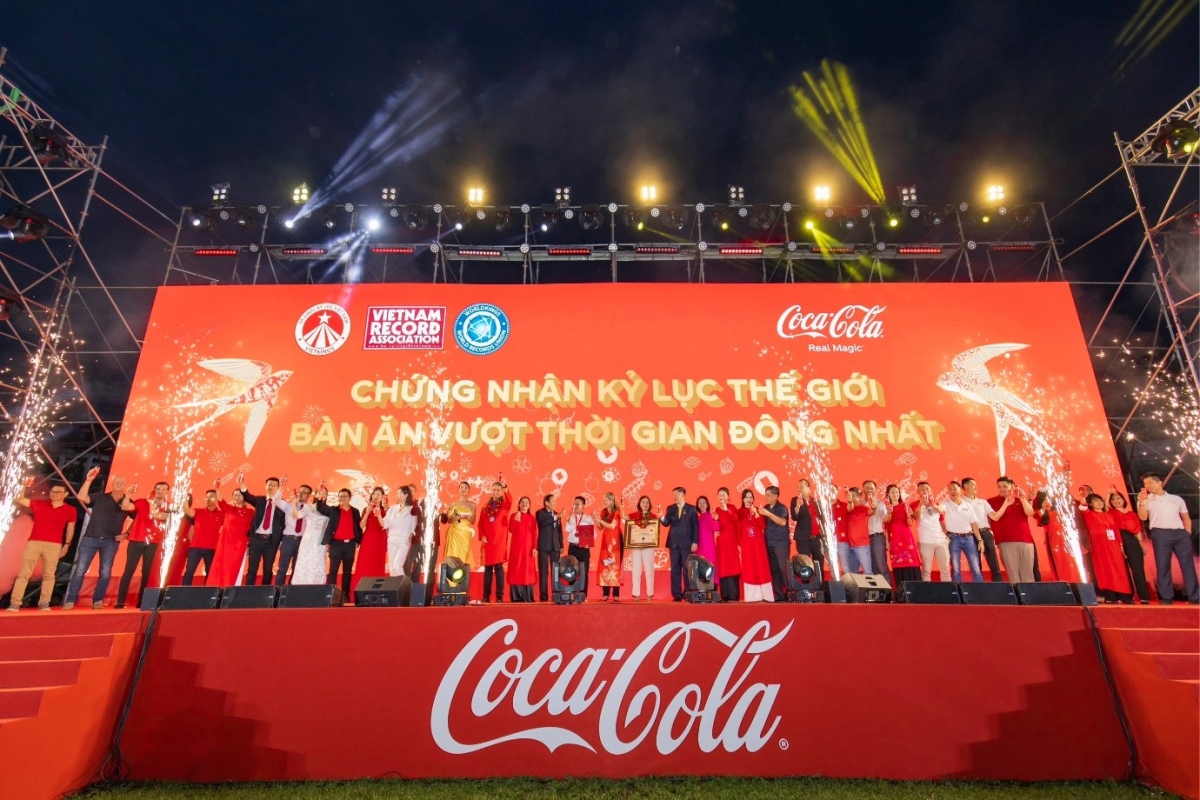coca-cola vietnam sets record of tet table with world s largest number of participant picture 1