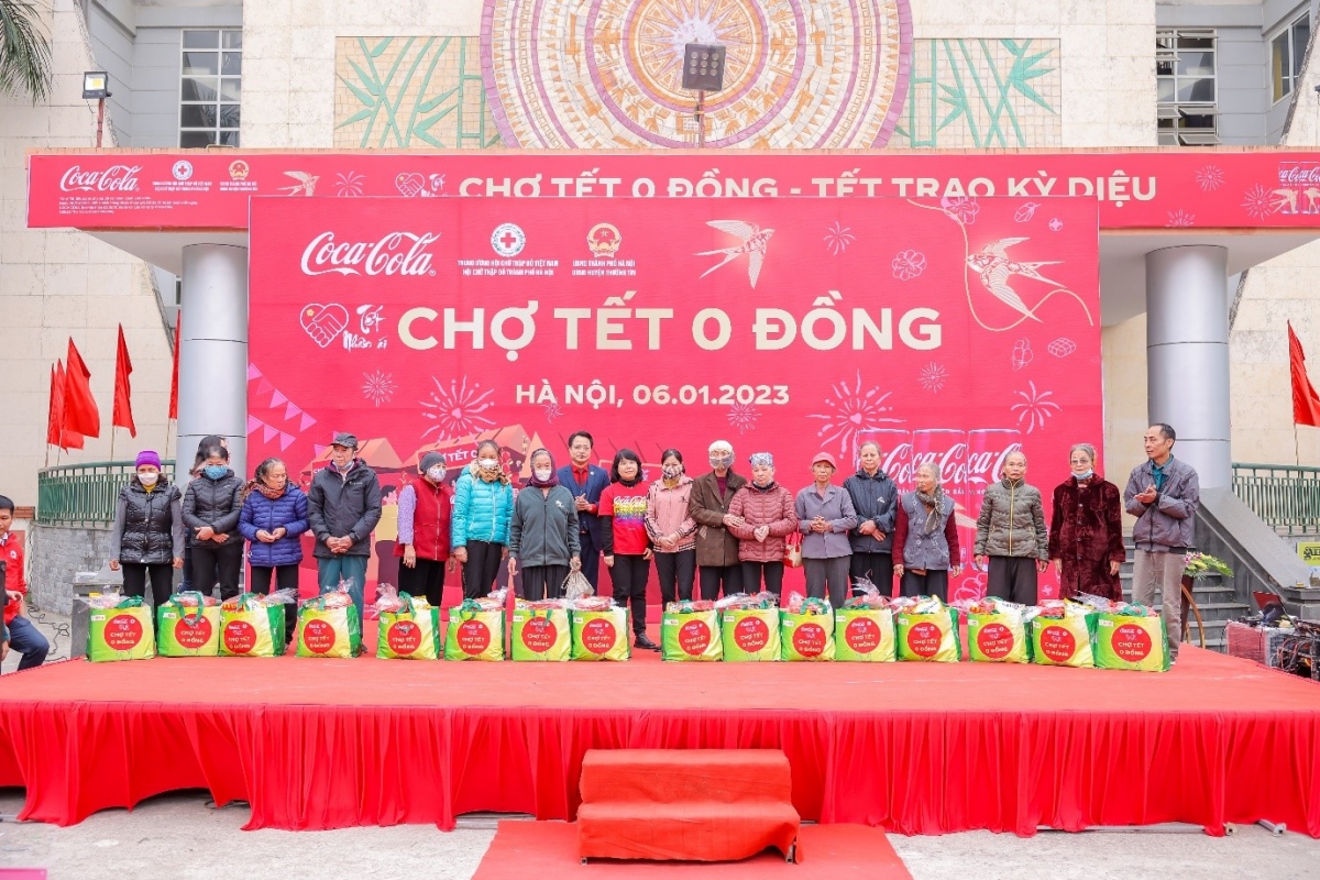 coca-cola vietnam sets record of tet table with world s largest number of participant picture 4