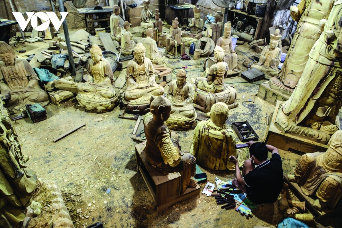 craftsmen preserve age-old wood carving in hanoi capital picture 2