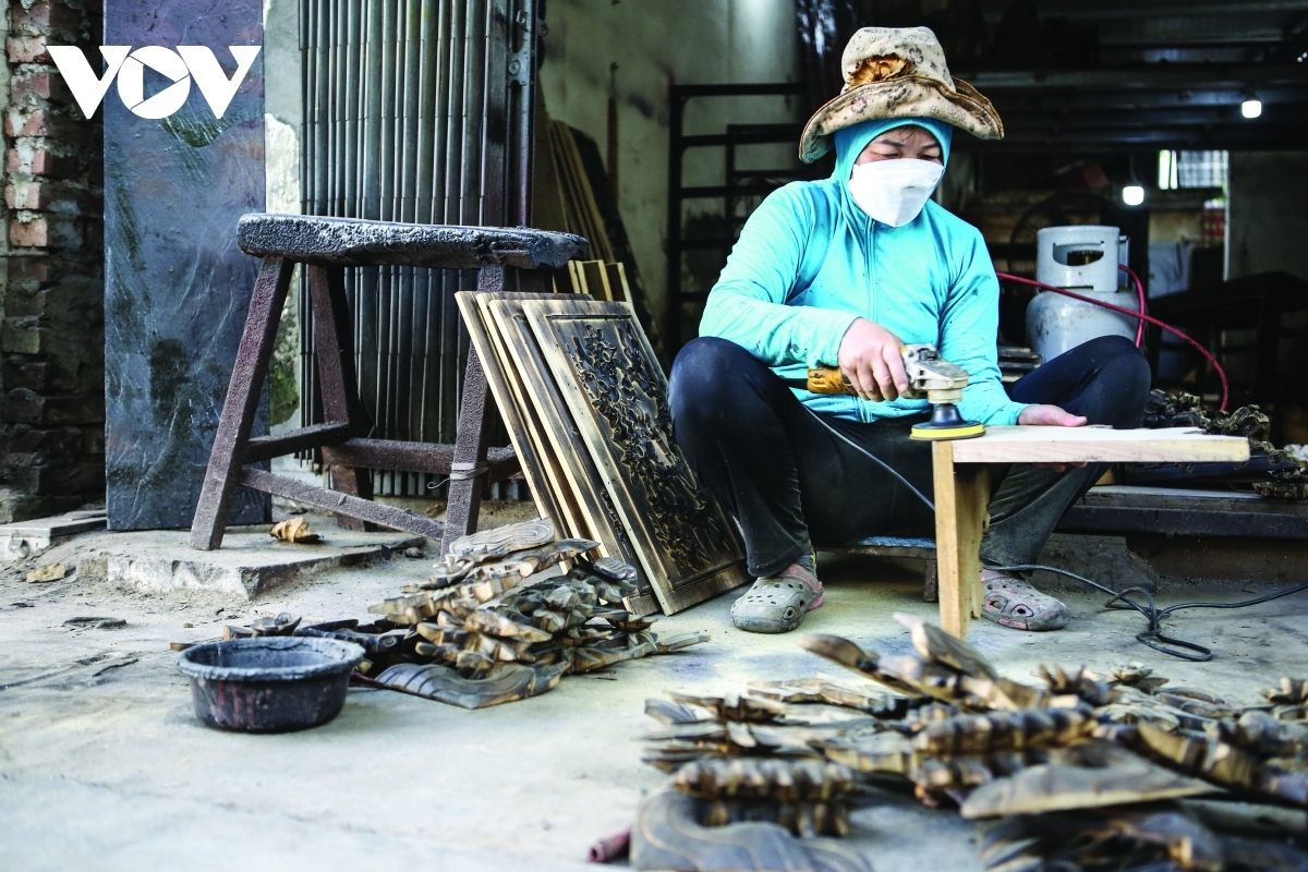 craftsmen preserve age-old wood carving in hanoi capital picture 8