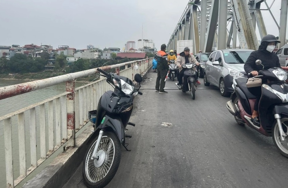 nam sinh lop 9 o ha noi nhay cau chuong duong tu tu hinh anh 1