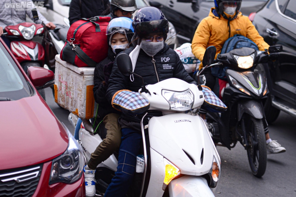 nguoi dan roi ha noi ve que don tet, cua ngo ket cung hinh anh 8