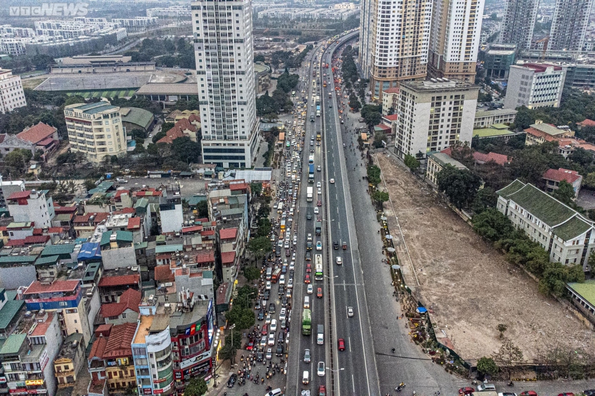 nguoi dan roi ha noi ve que don tet, cua ngo ket cung hinh anh 17