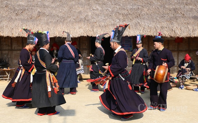 crop praying ritual in new year of dao tien ethnic people picture 7