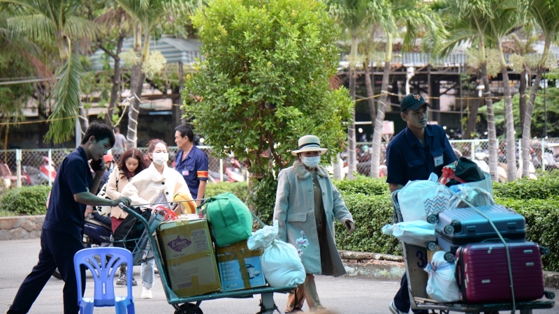 Ga Sài Gòn vào cao điểm, nhiều hành khách đến trước giờ tàu chạy hai tiếng