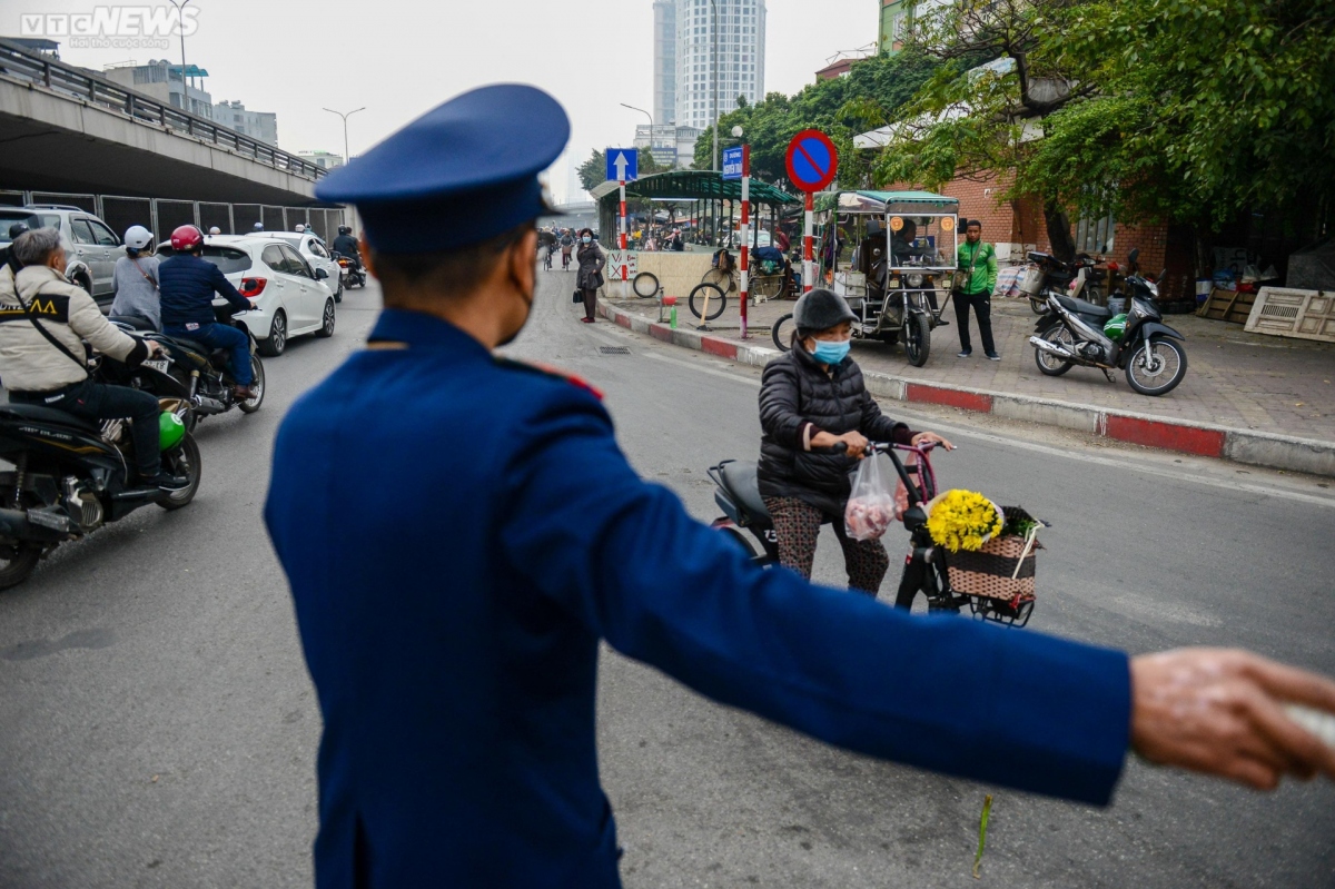 csgt ha noi vat va phan luong trong ngay dau dieu chinh nut giao nga tu so hinh anh 6