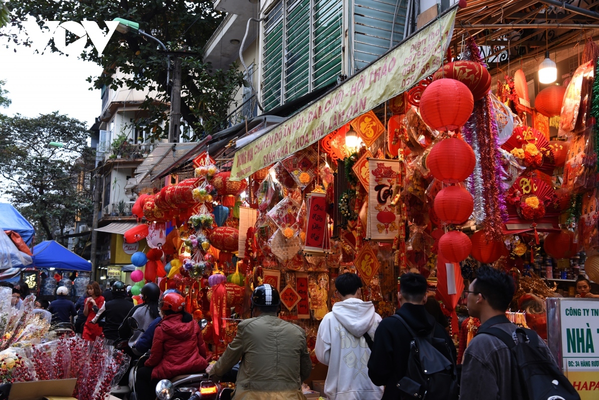 bustling hanoi streets gear up for upcoming tet holiday picture 11