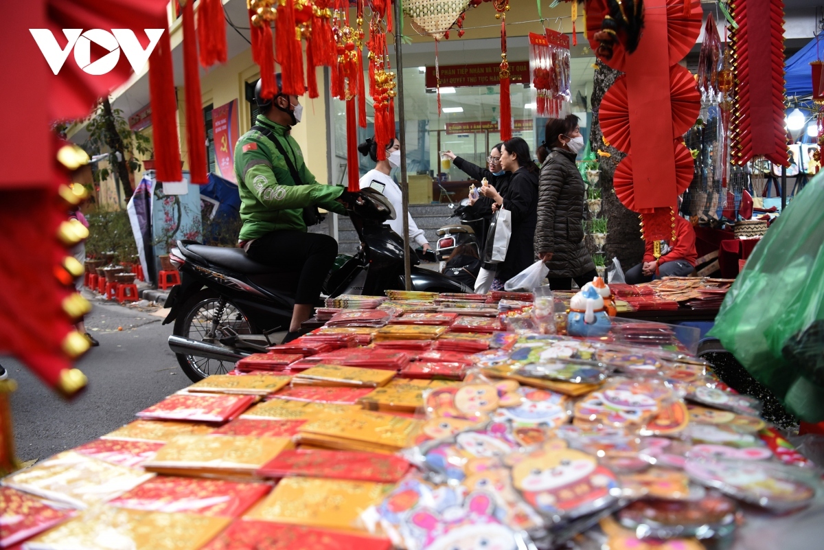 bustling hanoi streets gear up for upcoming tet holiday picture 12
