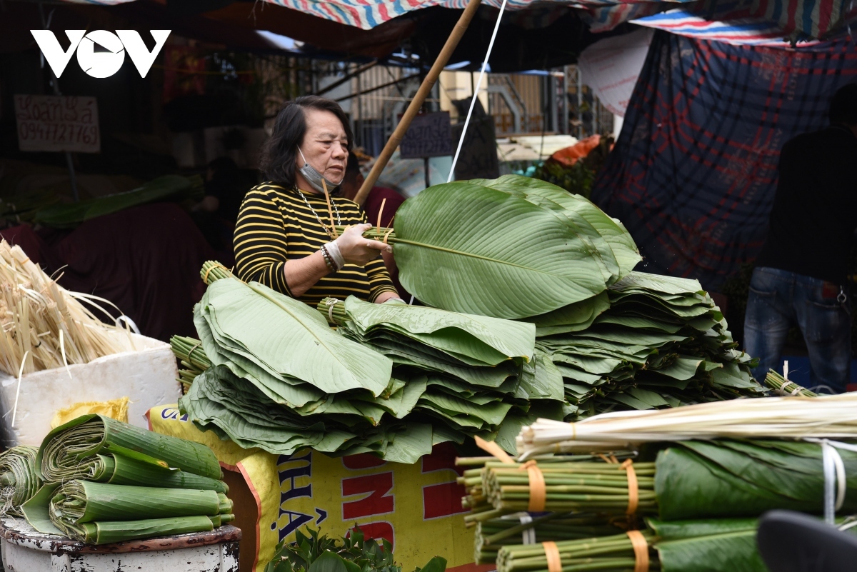 bustling hanoi streets gear up for upcoming tet holiday picture 1