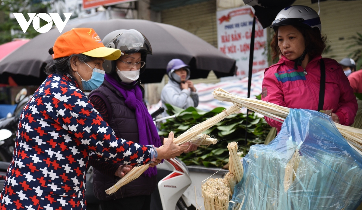 bustling hanoi streets gear up for upcoming tet holiday picture 3