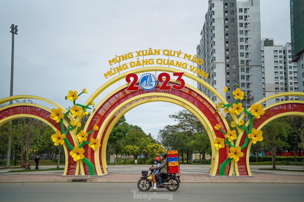 lively tet atmosphere in full swing in ho chi minh city picture 1