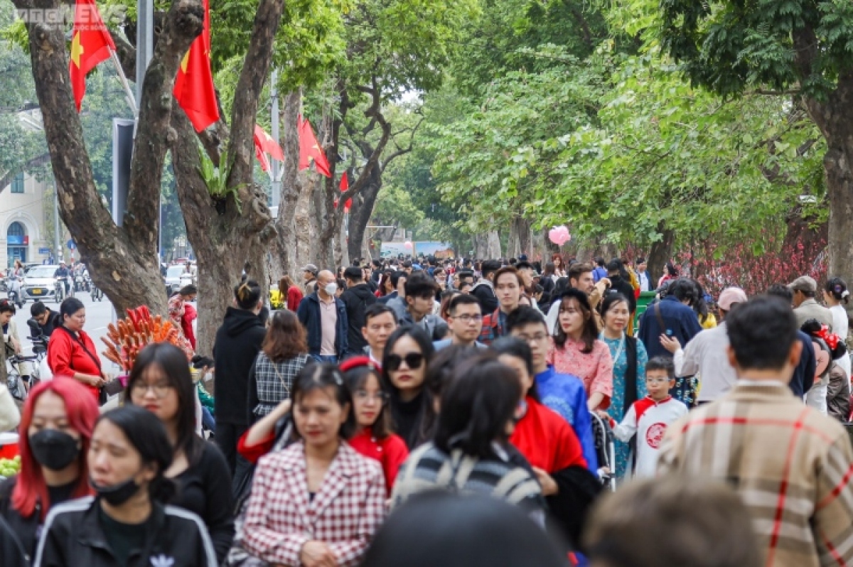hanoi sees crowds gather on second day of lunar new year picture 3