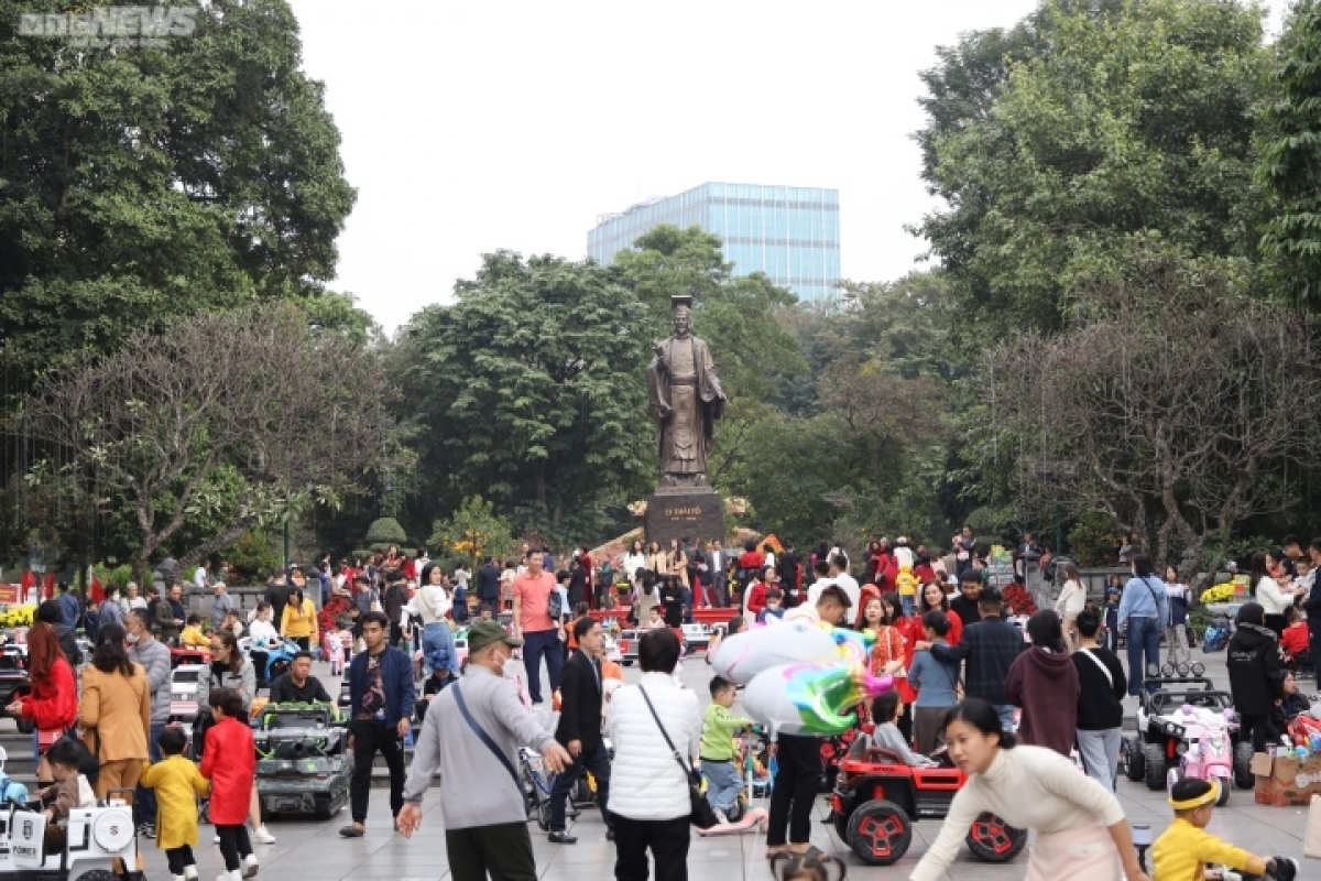hanoi sees crowds gather on second day of lunar new year picture 8
