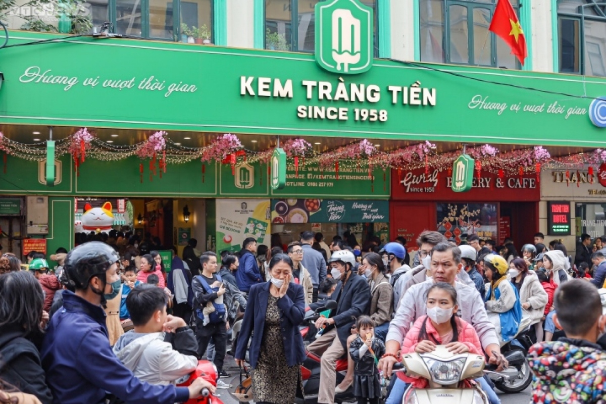 hanoi sees crowds gather on second day of lunar new year picture 9