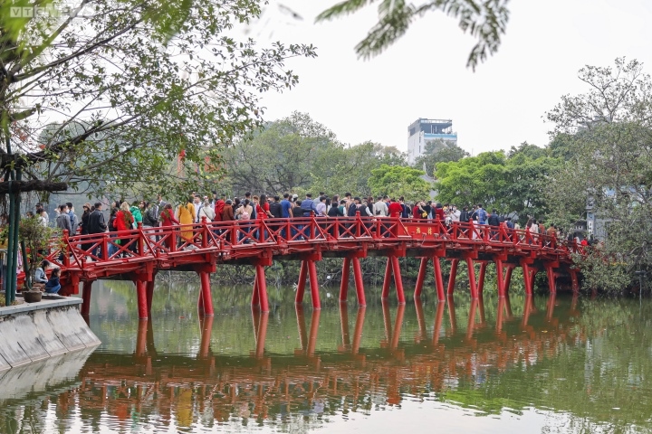 mung 2 tet, pho quanh ho guom dong nghit nguoi hinh anh 7